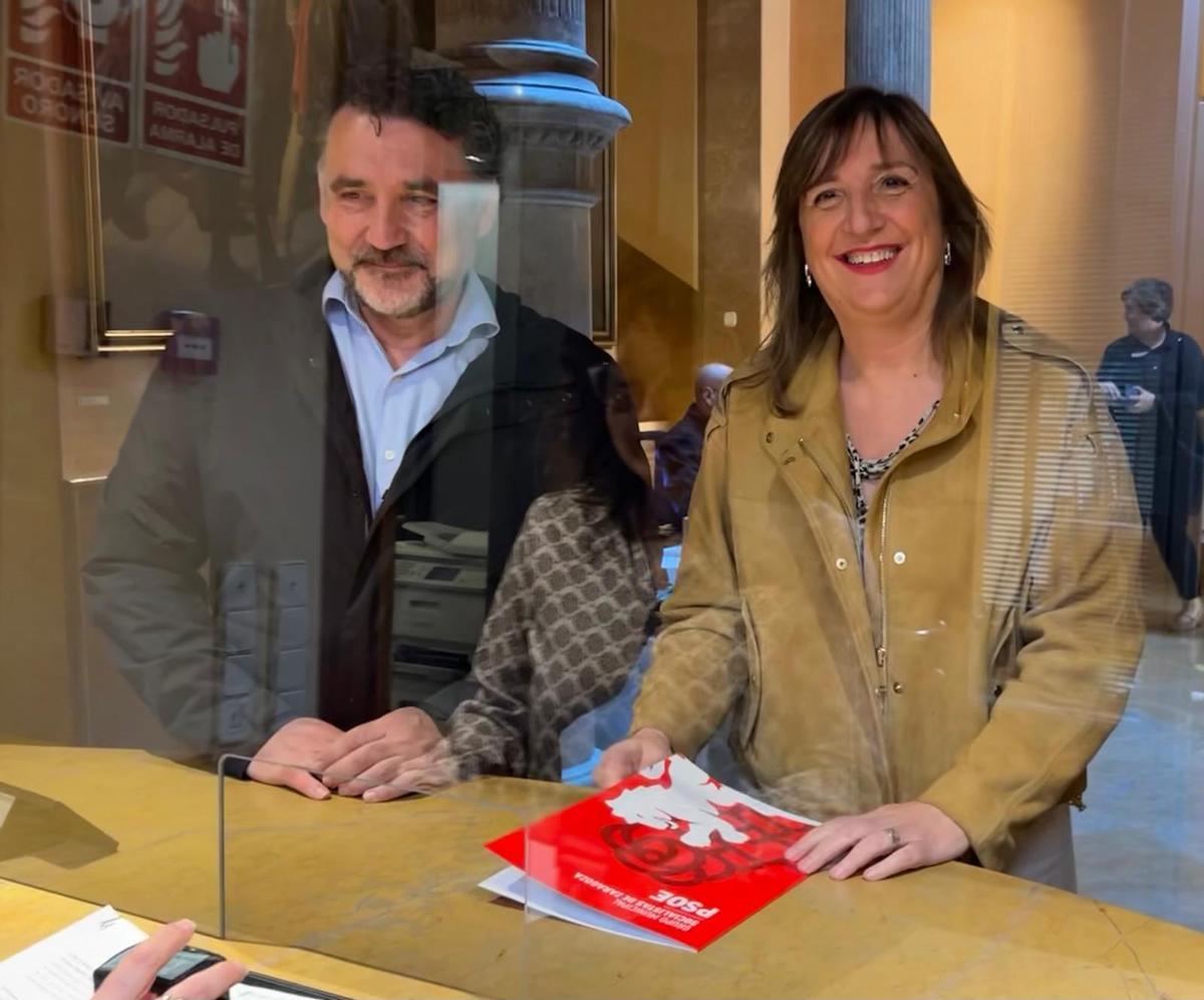 La portavoz del PSOE en el Ayuntamiento de Zaragoza, junto al concejal Paco Galán, este lunes en la sede del Justicia de Aragón.