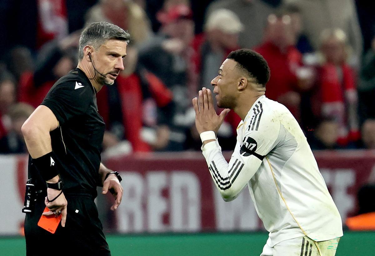 Kylian Mbappé, delantero del Real Madrid, implora a Slavko Vincic, árbitro que expulsó a Camavinga contra el Bayern.