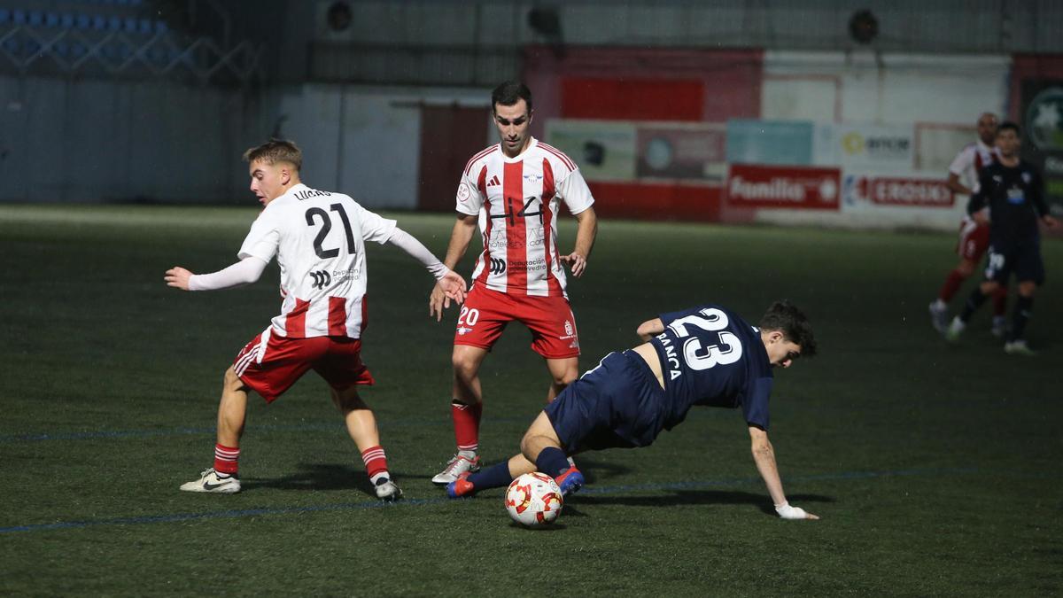 Lucas Camba y Guille, que reaparecía en el once, en el duelo Alondras-Polvorín.