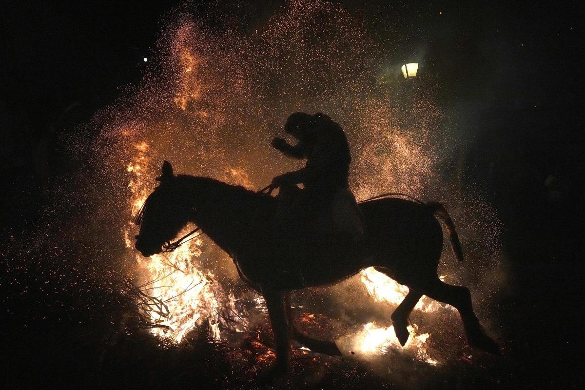 Luminarias incendia el pequeño pueblo de San Bartolomé de Pinares