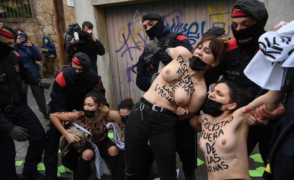 Activistas de Femen protestan contra la presencia de Vox en las elecciones.