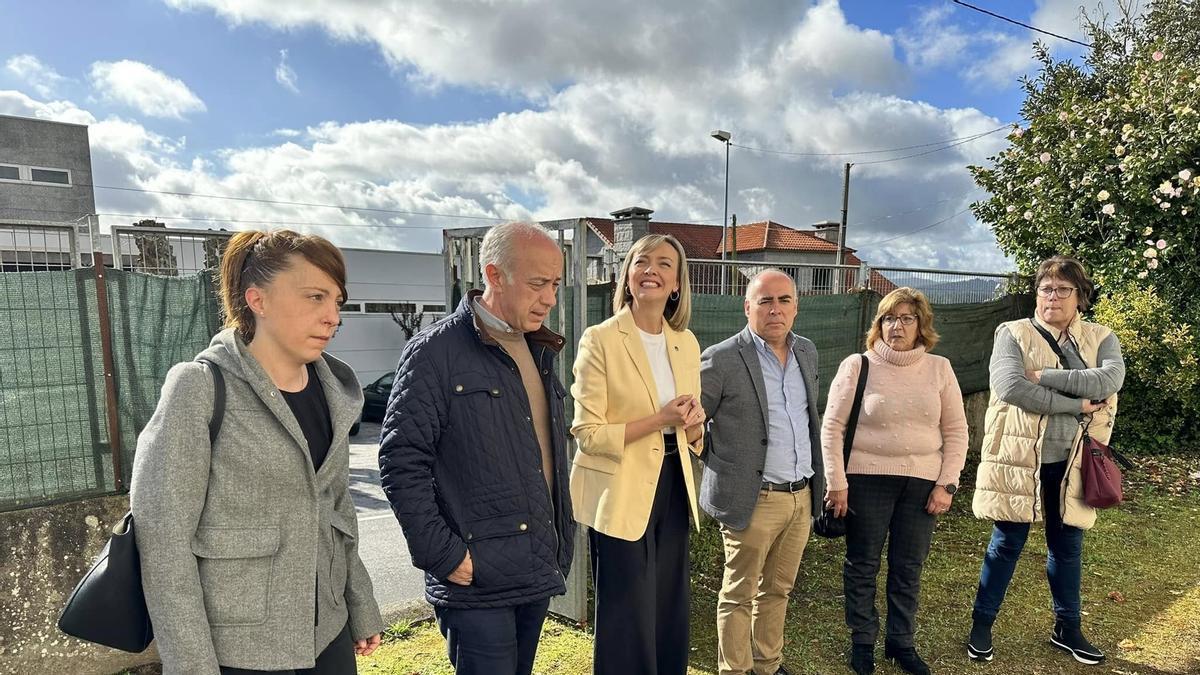 La conselleira de Política Social con el alcalde y otras autoridades en una visita a Vilanova.