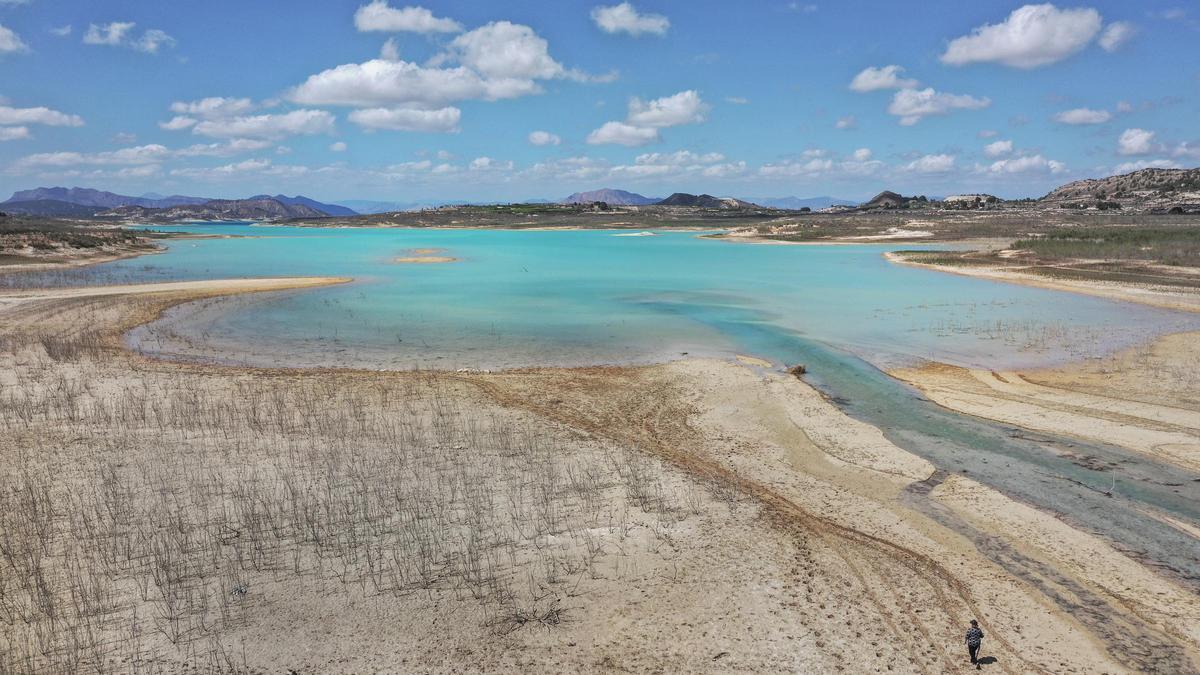 Embalse de La Pedrera, en Orihuela, que se encuentra al 20% de su capacidad con 49 hectómetros procedentes de la desalación y el trasvase del Tajo