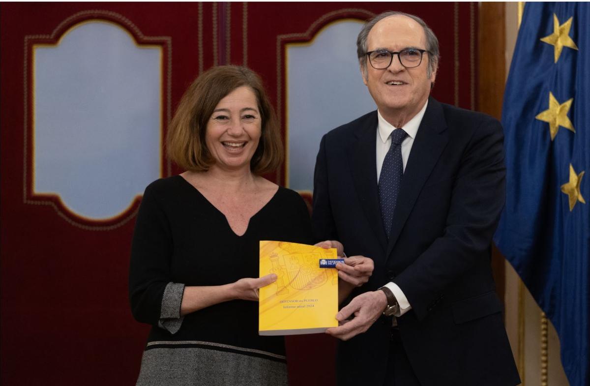 El Defensor del Pueblo hace entrega de su informe a la presidenta del Congreso, este martes en Madrid.