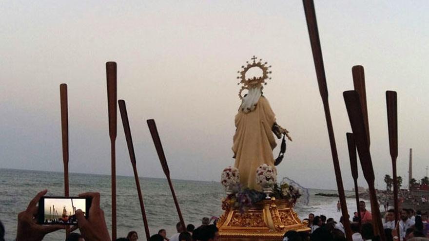 La Virgen del Carmen de Huelin, en la orilla de la playa de San Andrés.