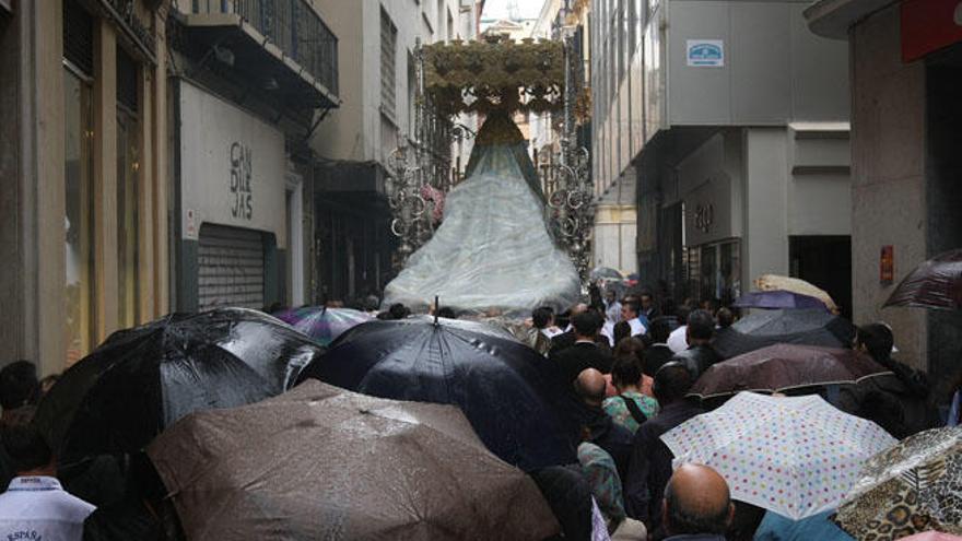 La Virgen Reina de los Cielos bajo la lluvia en 2014.