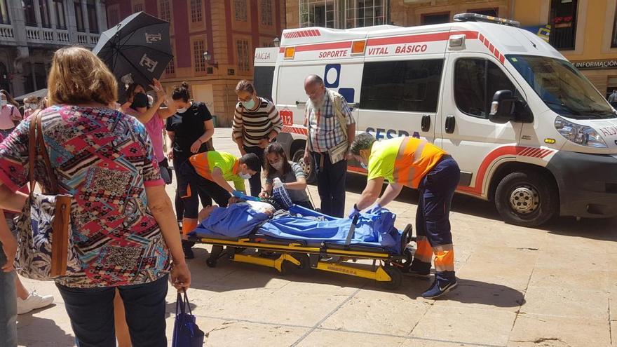 Un hombre se desploma y convulsiona en la plaza del Ayuntamiento de Oviedo