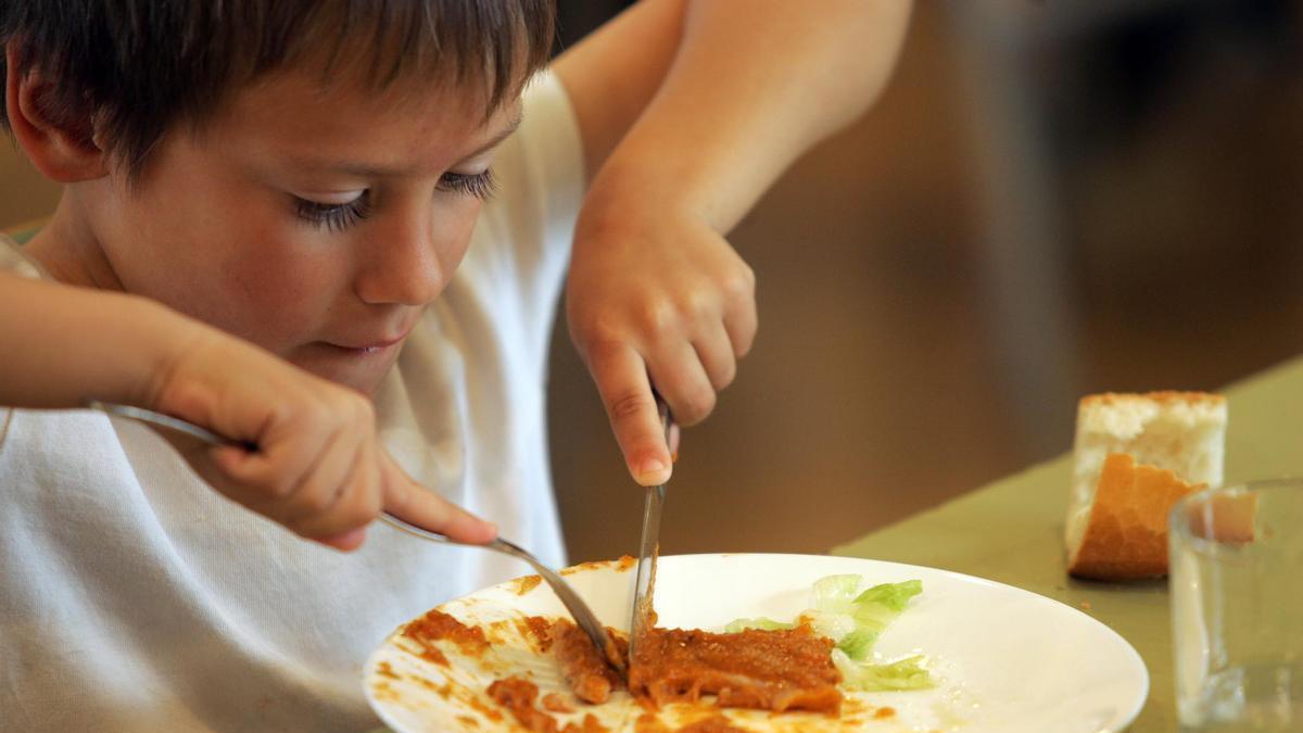 Solo el 26% de comedores escolares cumple la recomendación de pescado azul; el 2,7% en Catalunya