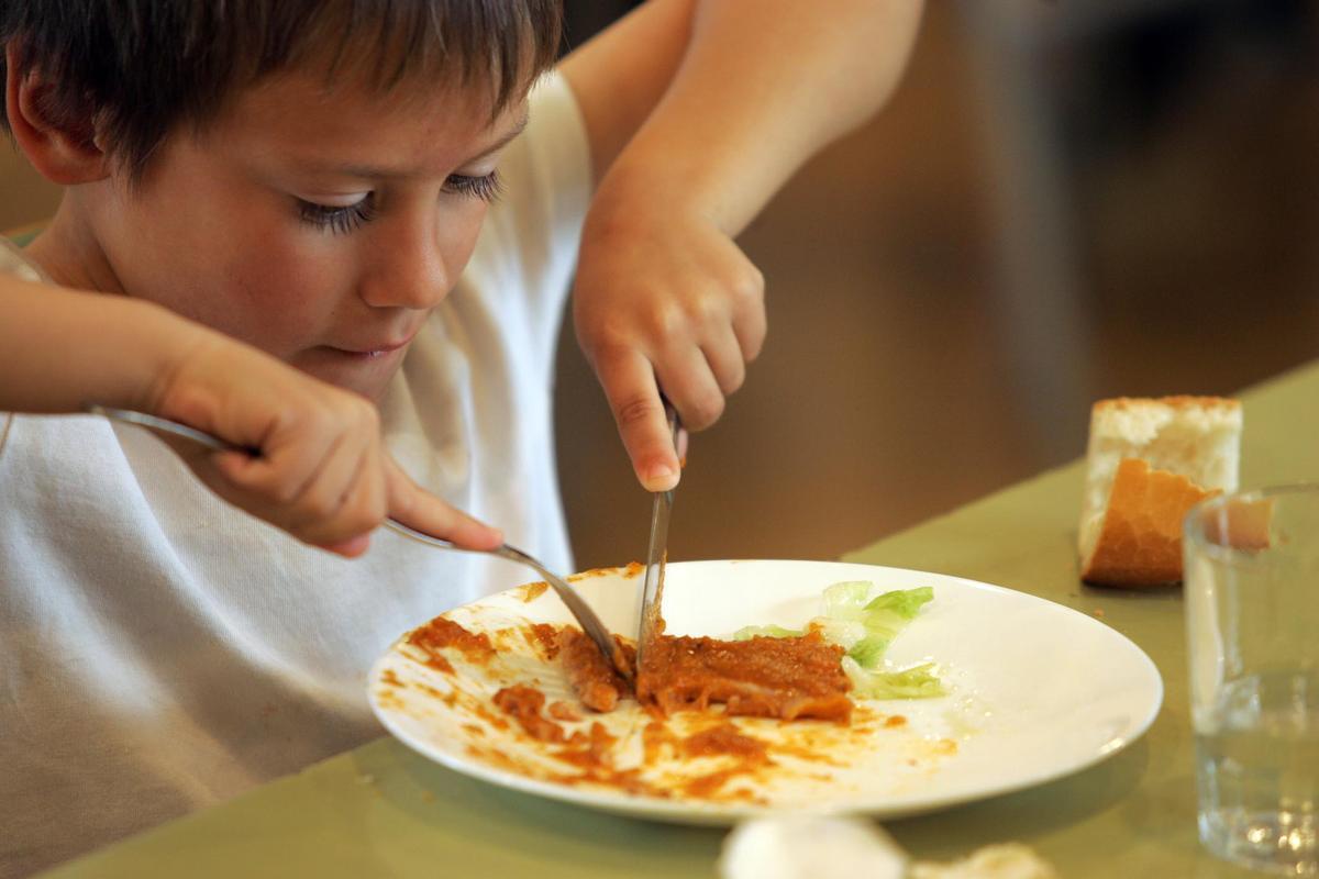 Un niño, en el comedor de su colegio.