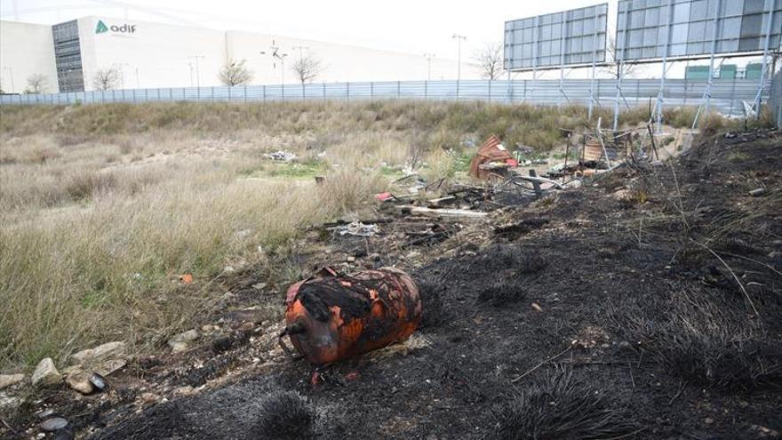 Susto por un incendio de chabolas y matorral en Delicias