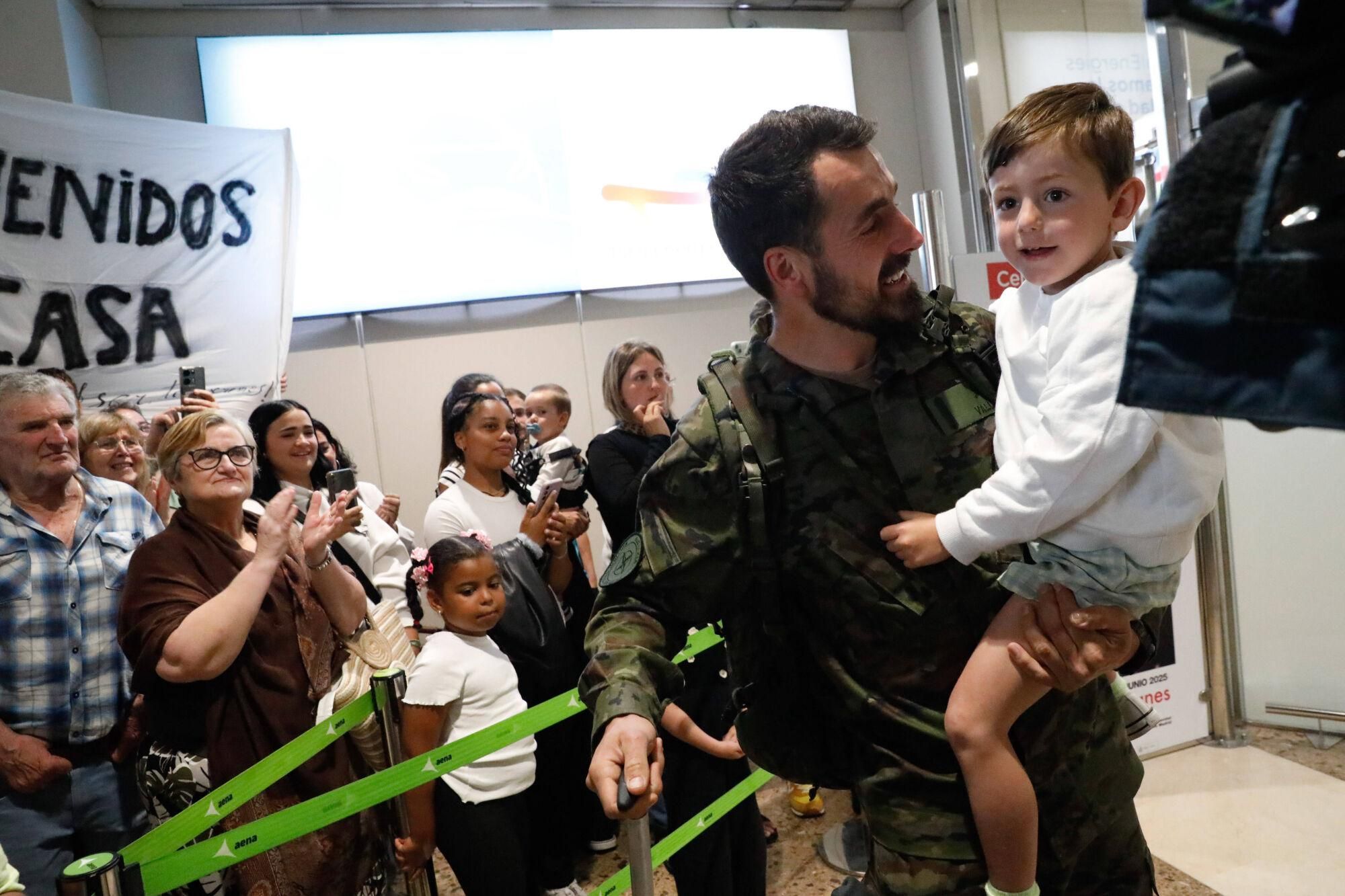 EN IMÁGENES: El regreso a Asturias en el aeropuerto del batallón "Toledo" tras meses en Eslovaquia