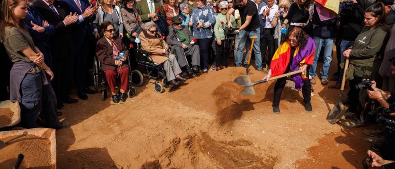 Cierre simbólico el pasdo 21 de febrero de la fosa común sevillana de Pico Reja, a la que fueron a parar 1.800 fusilados por la dictadura. EFE Julio Muñoz