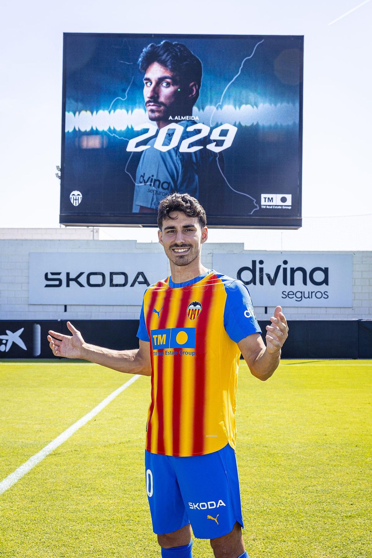 André Almeida, renovado