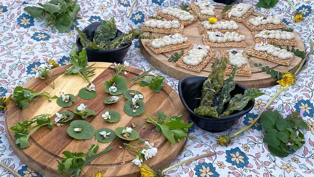 Pícnic campestre a base de flores y plantas silvestres de Aromes al bosc.