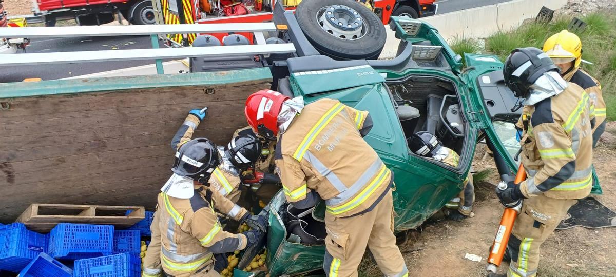 Bomberos procediendo al rescate de los heridos