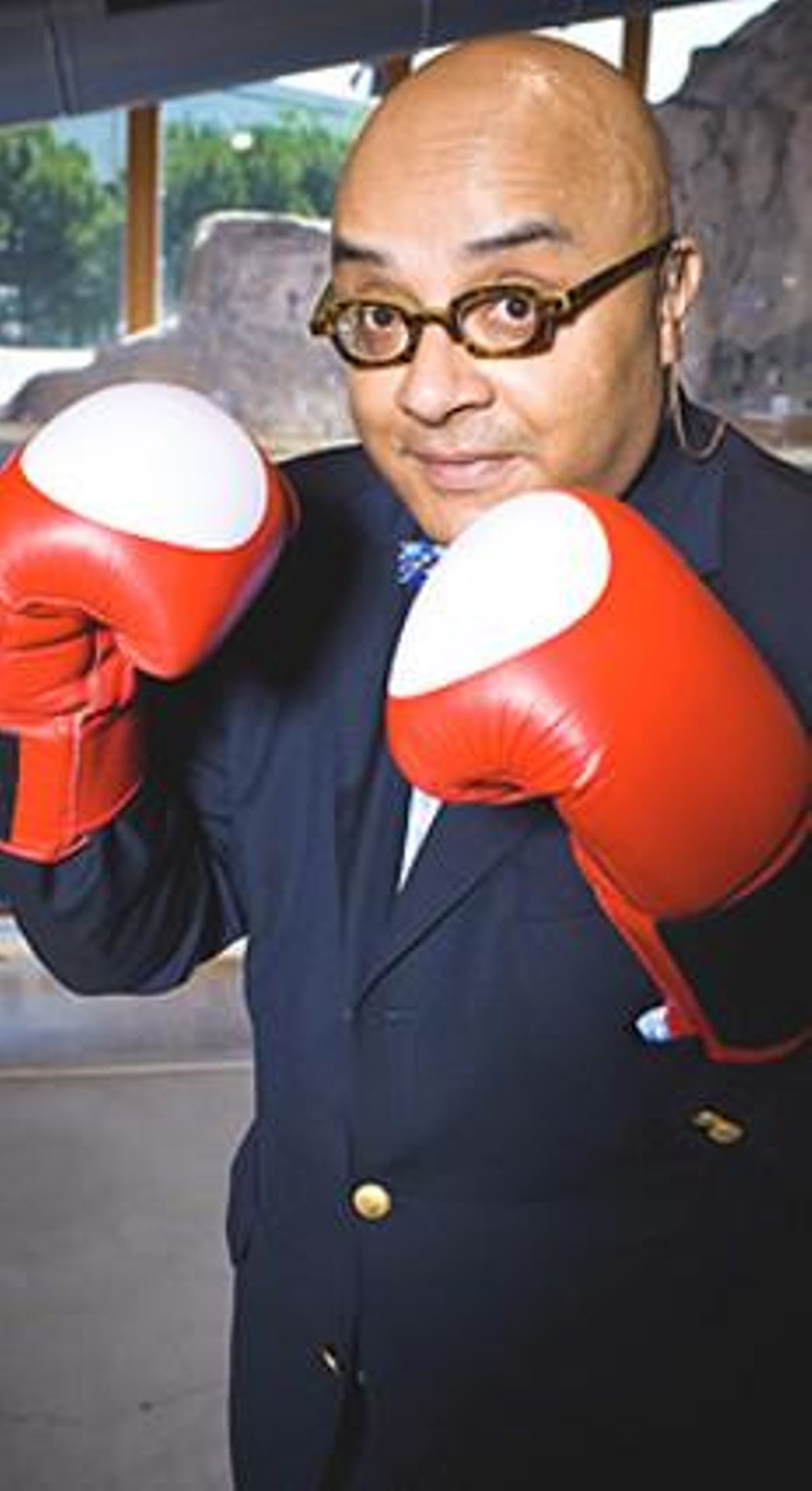 Andrés Montes, amb guants de boxa. Andrés Montes, amb guants de boxa.