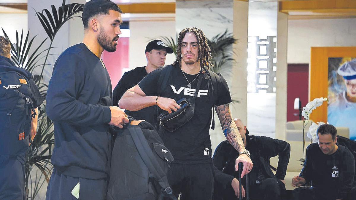 Arnaldo Toro Barea (i) e Isaiah Piñeiro, a su llegada al Hotel Escuela de Santa Cruz.
