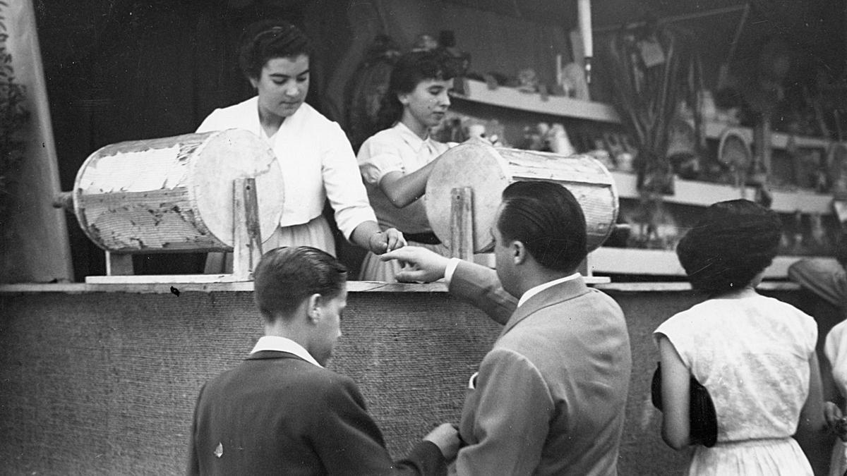 Celebració de la primera Tómbola del Carme, que es va muntar per la Festa Major de Manresa de l’any 1953