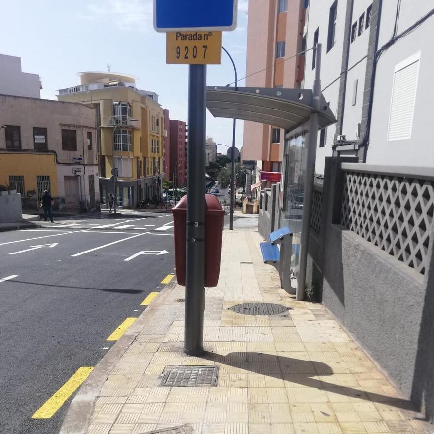 Báculos de luz en en centro de la acera de la avenida de Venezuela.