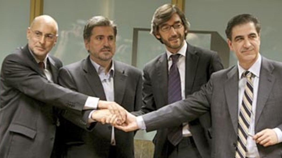 Las comisiones negociadoras del PSE y del PP, tras firmar el acuerdo. De izquierda a derecha: Ares, Eguiguren, Oyarzabal y Barreda.