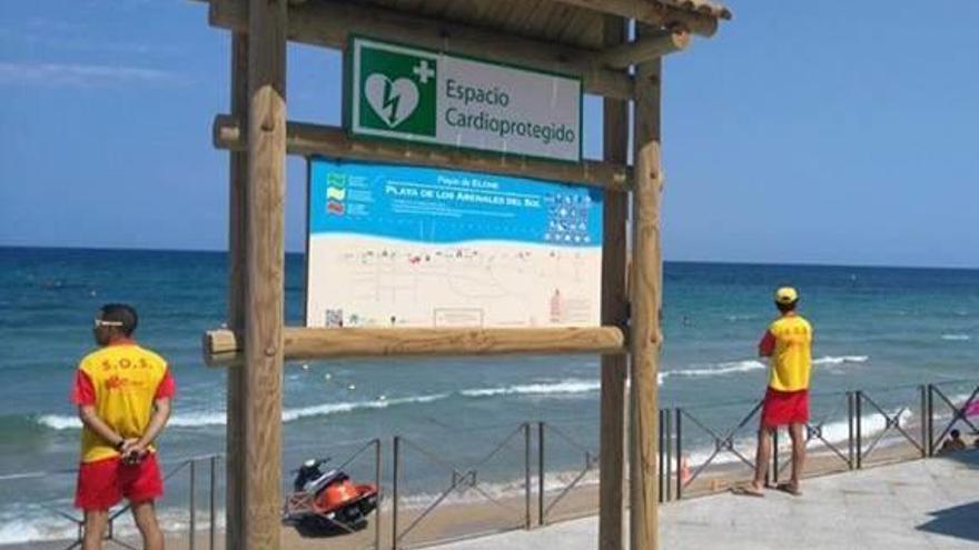 Forman a socorristas de las playas en el uso de los desfibriladores