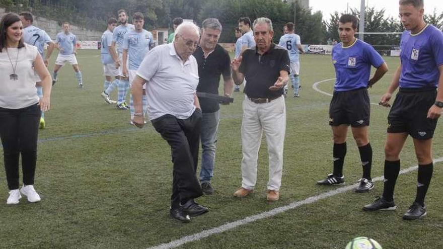 El primer presidente del Moaña, Antonio Verde, realizó el saque de honor en el primer partido de la temporada. // Santos Álvarez
