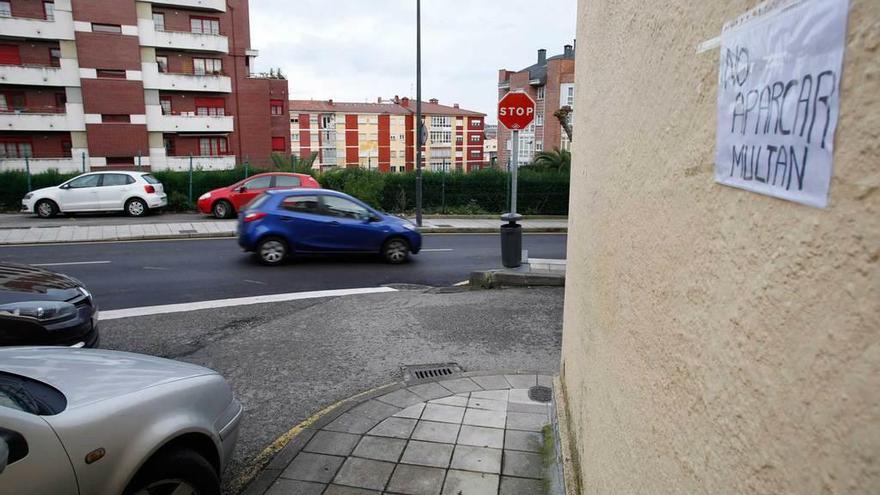 El cartel colocado por una vecina del Nodo en la calle Galeón para advertir de las sanciones.