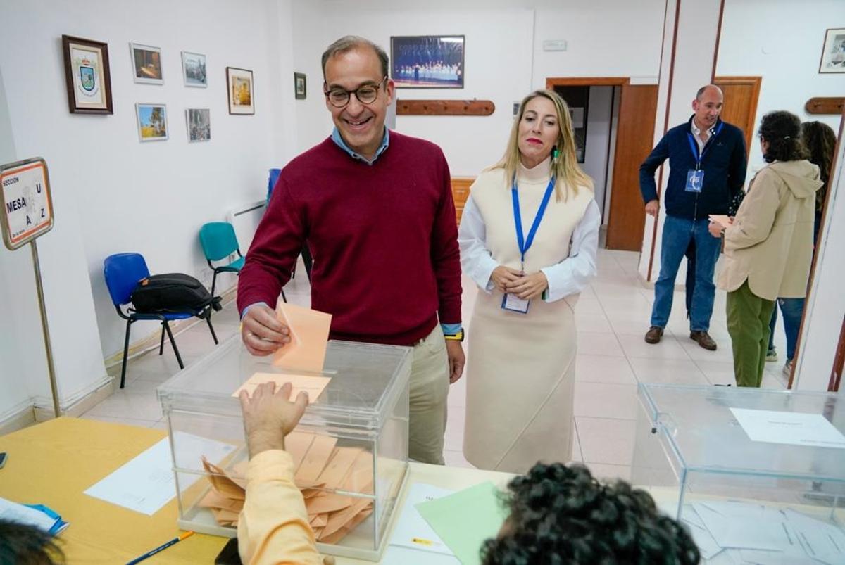 El candidato a la alcaldía por el PP, Rafa Mateos, deposita su voto este domingo, acompañado de la candidata a presidir la Junta, María Guardiola.