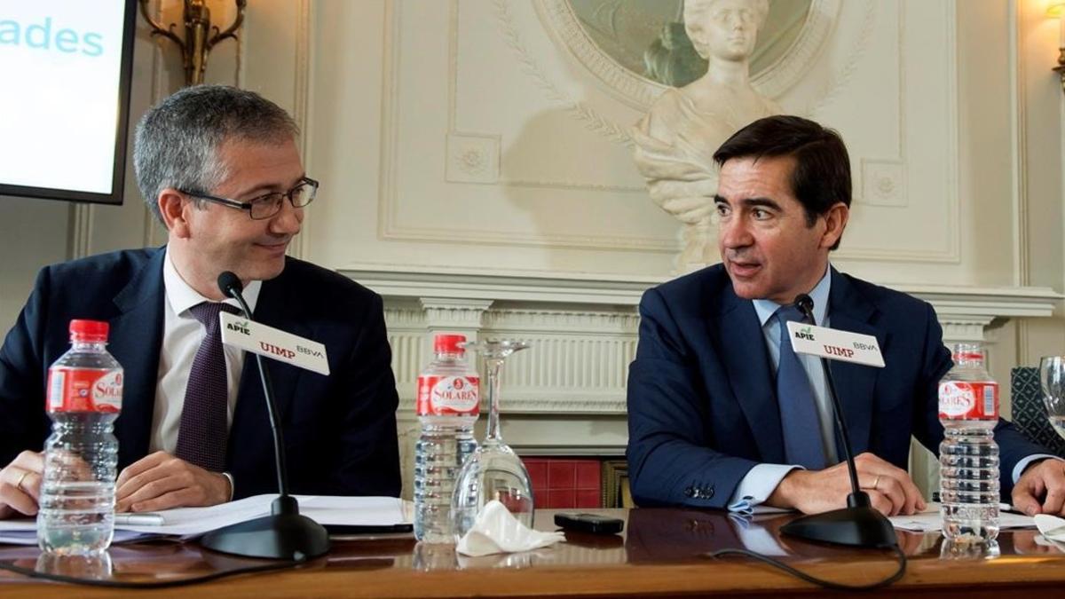 El gobernador del Banco de España y el presidente del BBVA en un curso de la APiE en la UIMP.