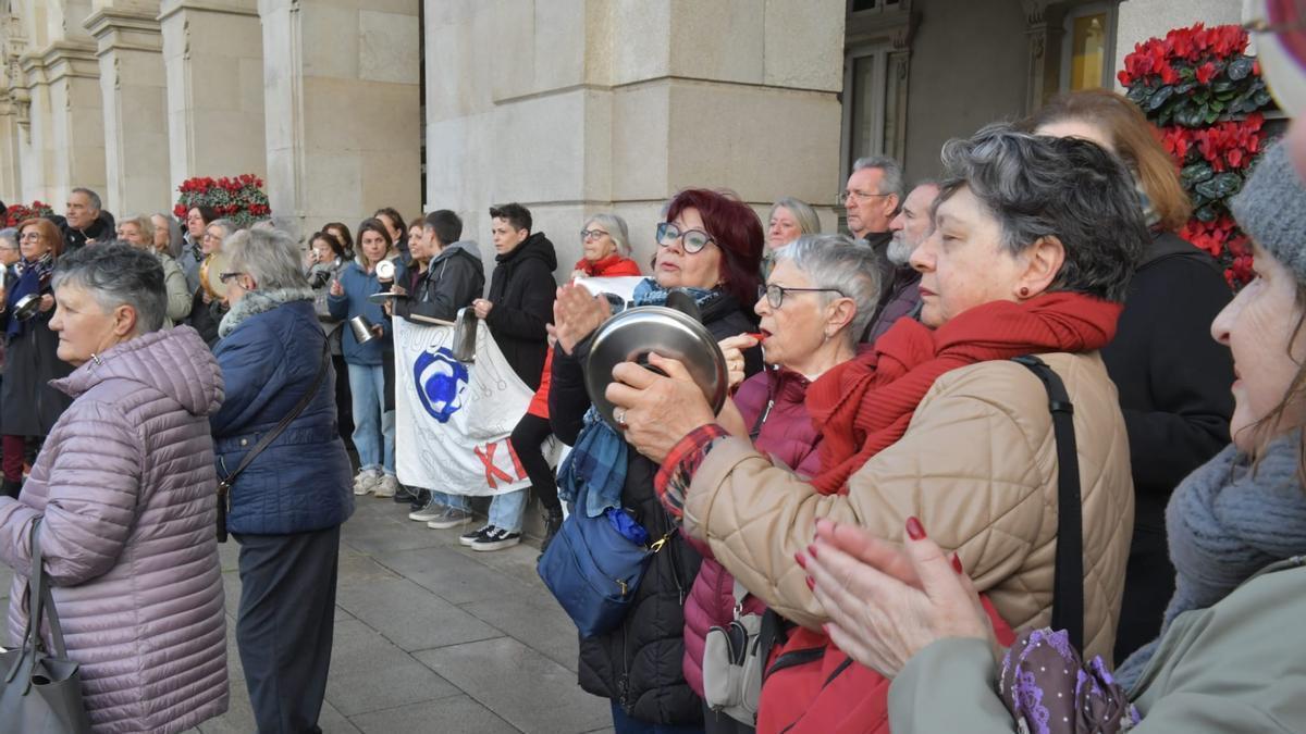 Cacerolada por los talleres del Fórum y el Ágora antes del pleno en A Coruña