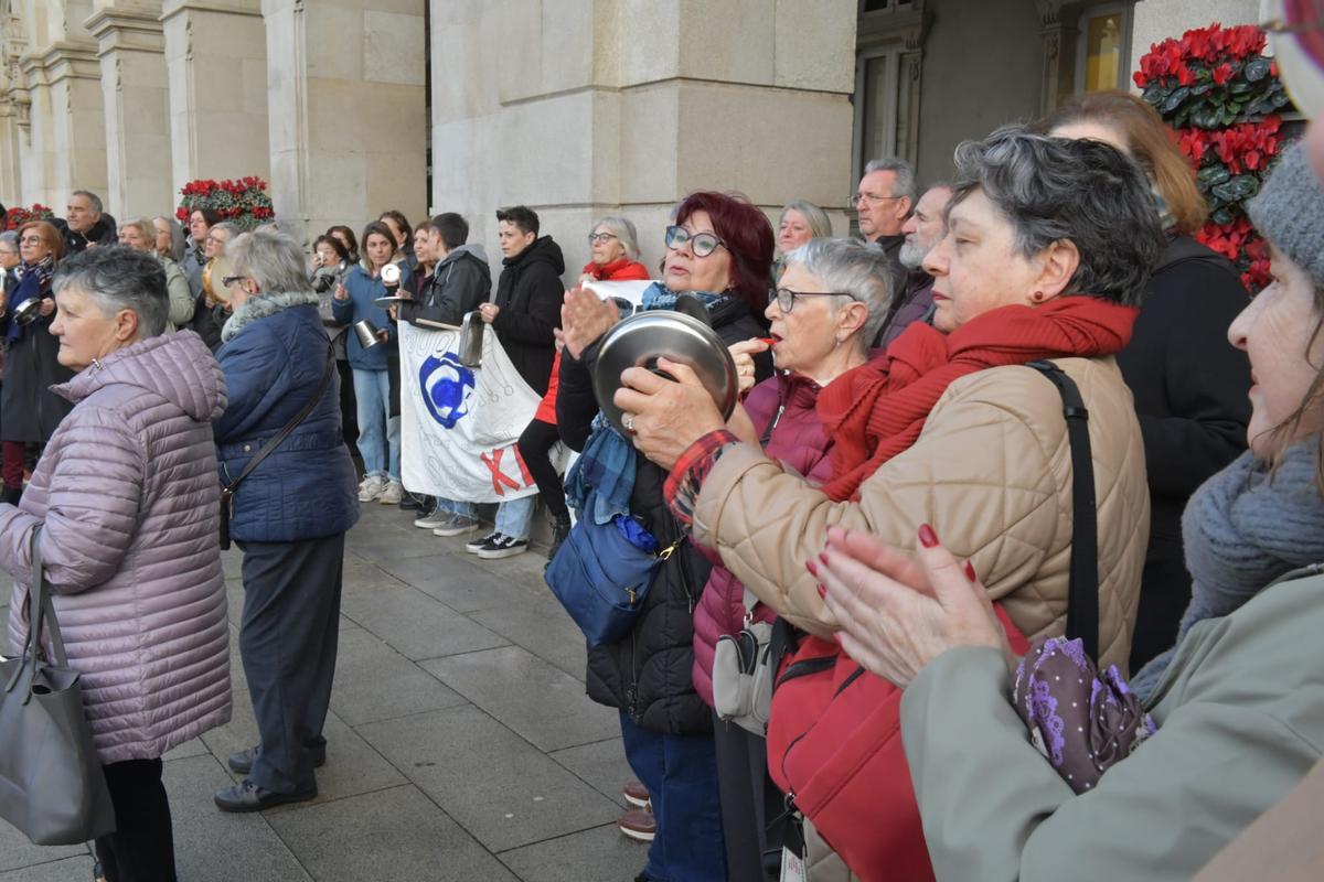 Cacerolada en María Pita de trabajadores y usuarios de los talleres de programa Lecer en el Ágora y el Fórum