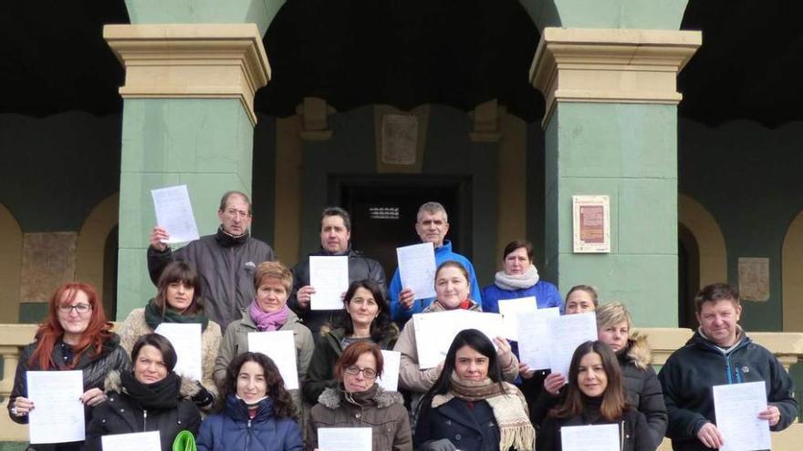 Una representación de comerciantes y hosteleros con las firmas.