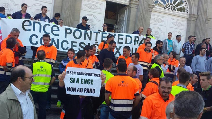 Protesta sindical a las puertas de la Diputación de Pontevedra. // Rafa Vázquez