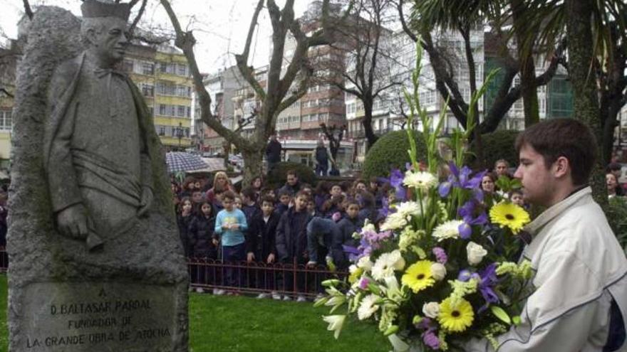 Alumnos de Atocha realizan una ofrenda floral ante el busto del fundador del colegio, en A Coruña. / juan varela