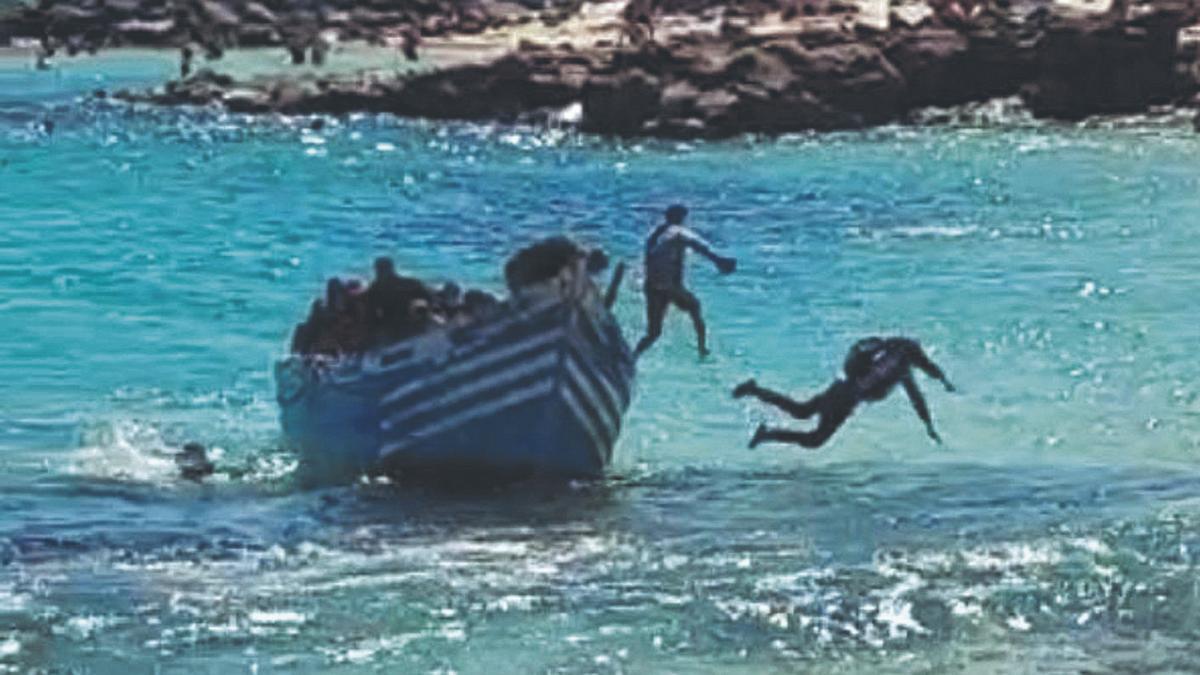 Migrantes saltan de la patera al llegar ayer, por sus propios medios, a la playa de El Jablillo, en Lanzarote | | LP/DLP