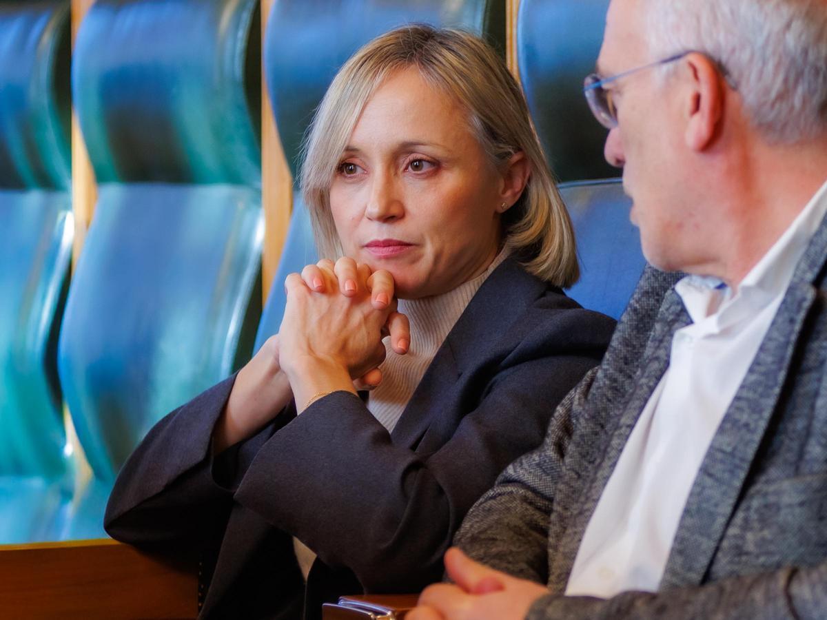 A concelleira socialista Marta Abal xunto ao voceiro do grupo, Sindo Guinarte