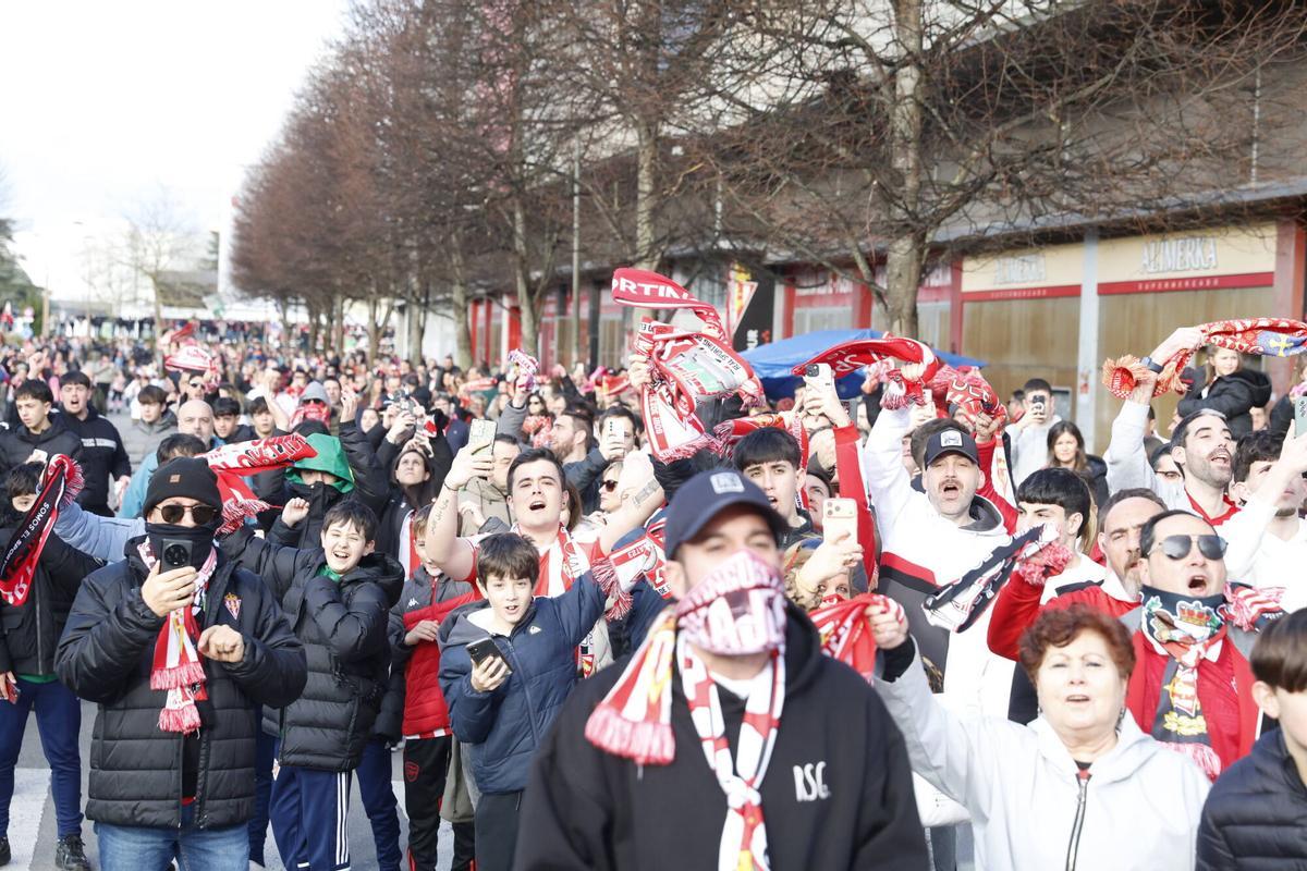 Recibimiento del Sporting a su llegada al Molinón contra el Huesca.