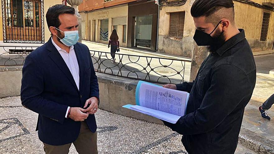 José Francisco García entrega las firmas al alcalde de Callosa.