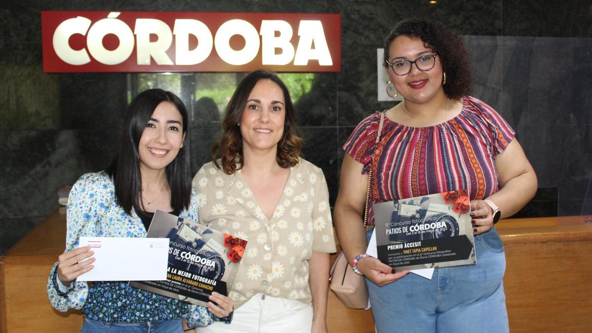 Ana Laura Alvarado (izquierda) y Yinet Tapia (derecha), junto a Rosario Bautista.