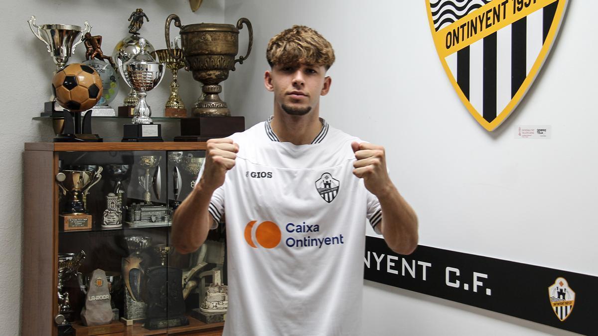 Nacho Pla con la camiseta del Ontinyent 1931 CF tras fichar por el club.