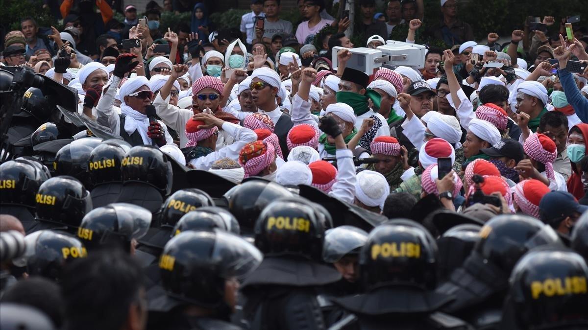 zentauroepp48272545 people protest outside the elections supervisory agency  baw190522104203