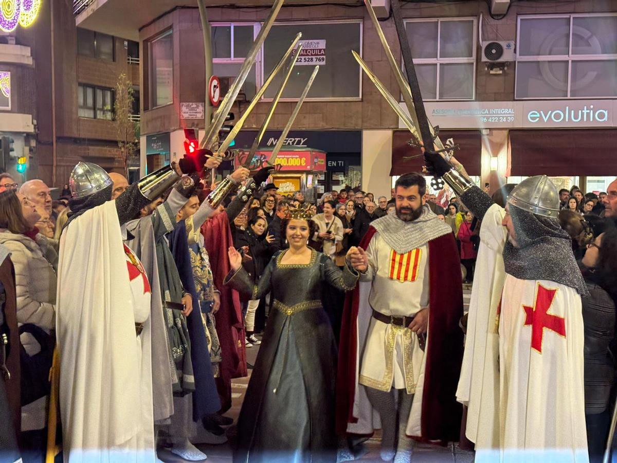 Un momento del homenaje a Na Violant d'Hongria en las pasadas fiestas de la Magdalena. Victoria Arcos junto a Benjamín Garcés, Rey don Jaime 2026.