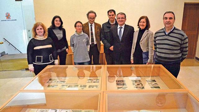 Autoridades y organizadores posaron ayer en la exposición.
