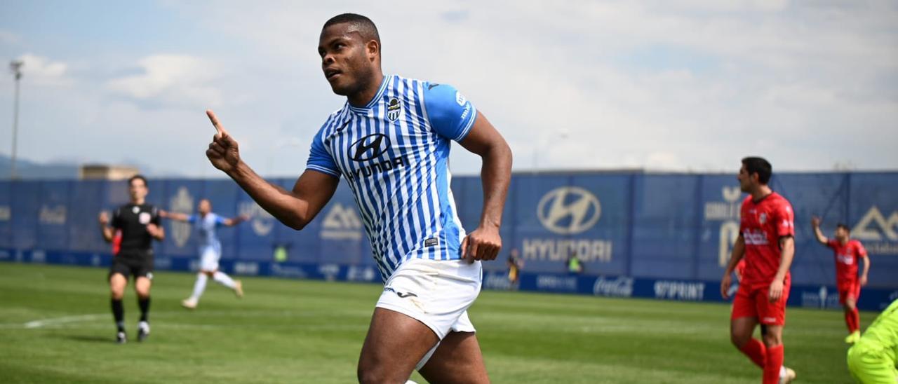 Vinicius Tanque celebra el segundo tanto del conjunto blanquiazul frente al Mérida.