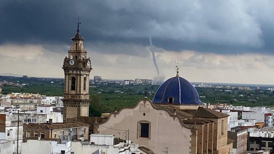 Así se ha visto la espectacular tromba marina en el sur de la Safor