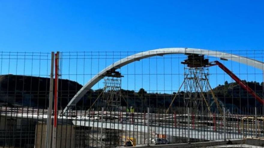 Les grues acabant d’instal·lar l’arc del pont que connecta la C-37 i el carrer del Rec d’Igualada | MITI VENDRELL