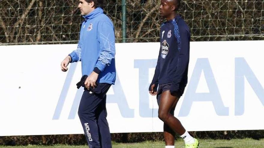 Marlos Moreno abandona el entrenamiento de ayer.