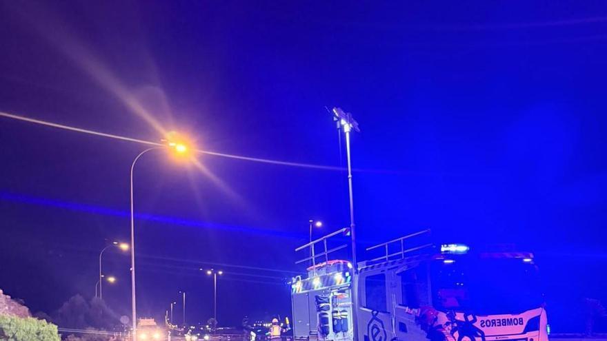 Tres personas atendidas tras el vuelco de un vehículo en el acceso al Carrizal de Ingenio
