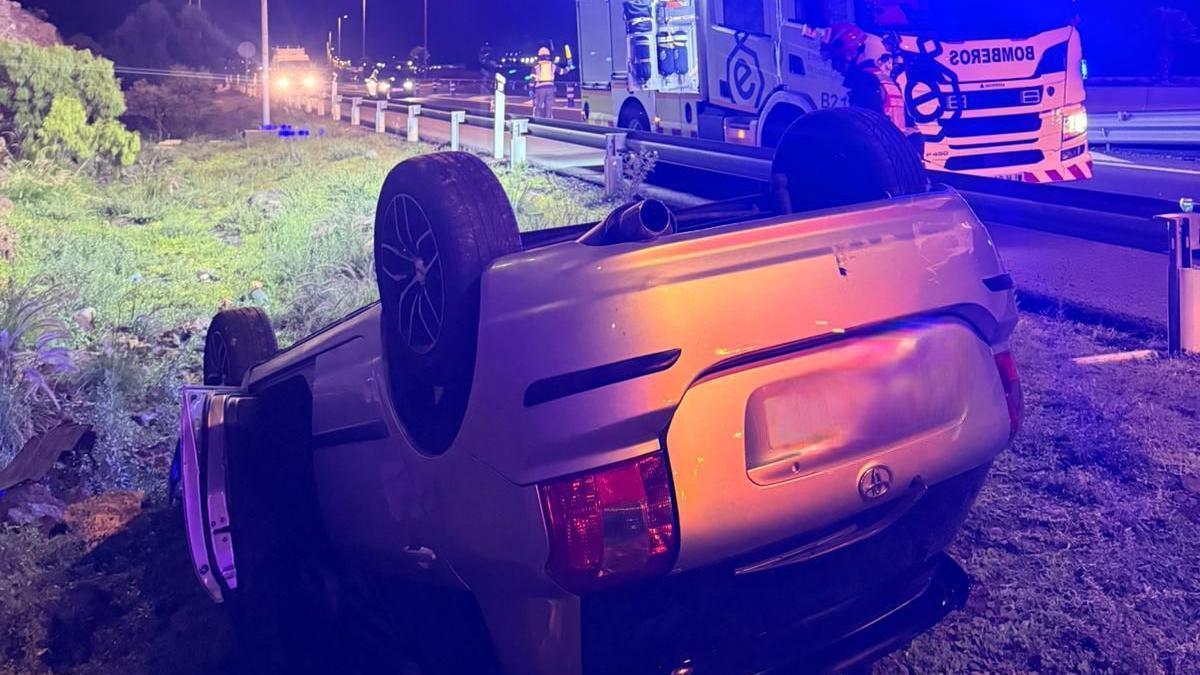 Tres personas atendidas tras el vuelco de un vehículo en el acceso al Carrizal de Ingenio