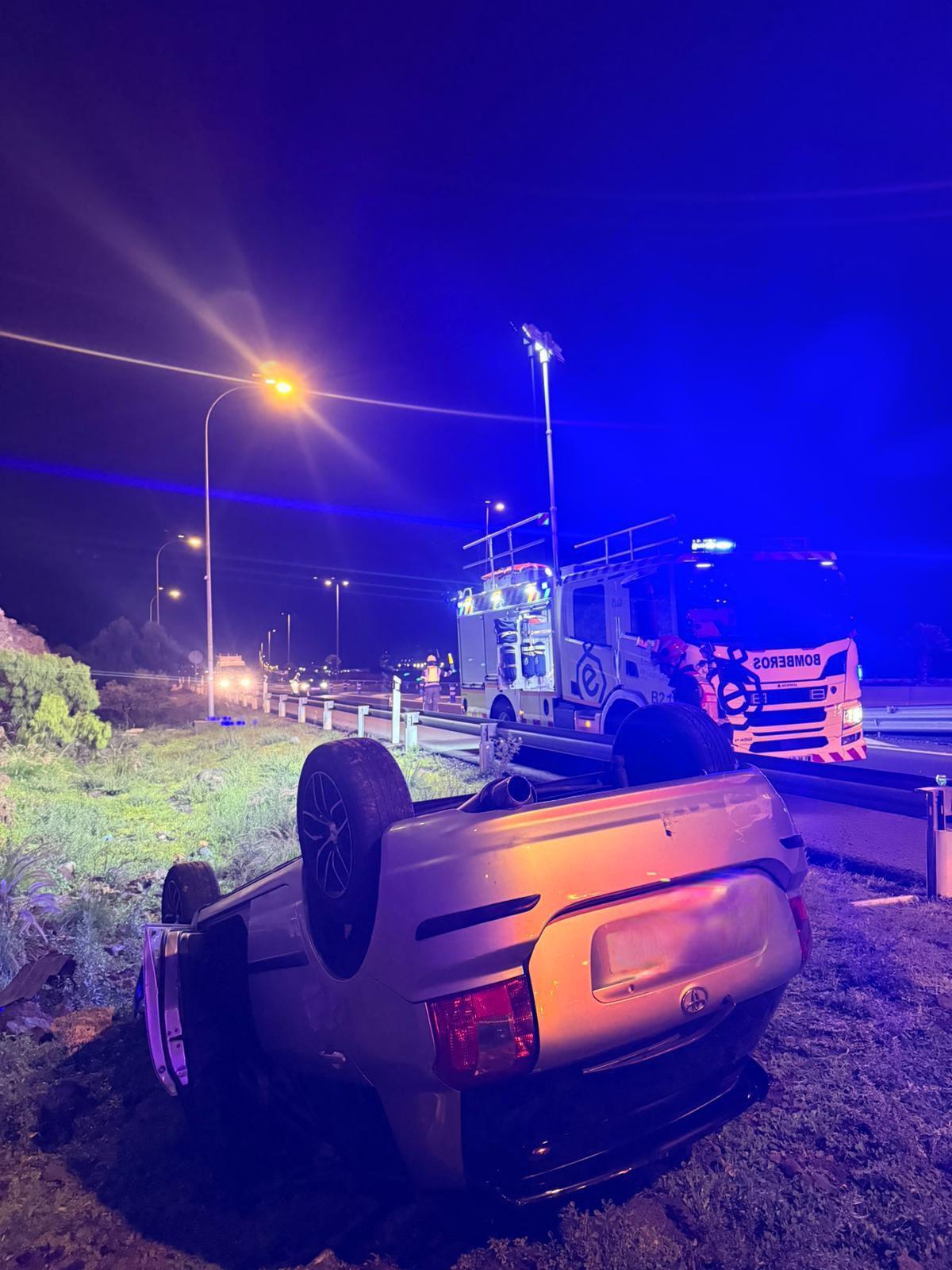 Tres personas atendidas tras el vuelco de un vehículo en el acceso al Carrizal de Ingenio